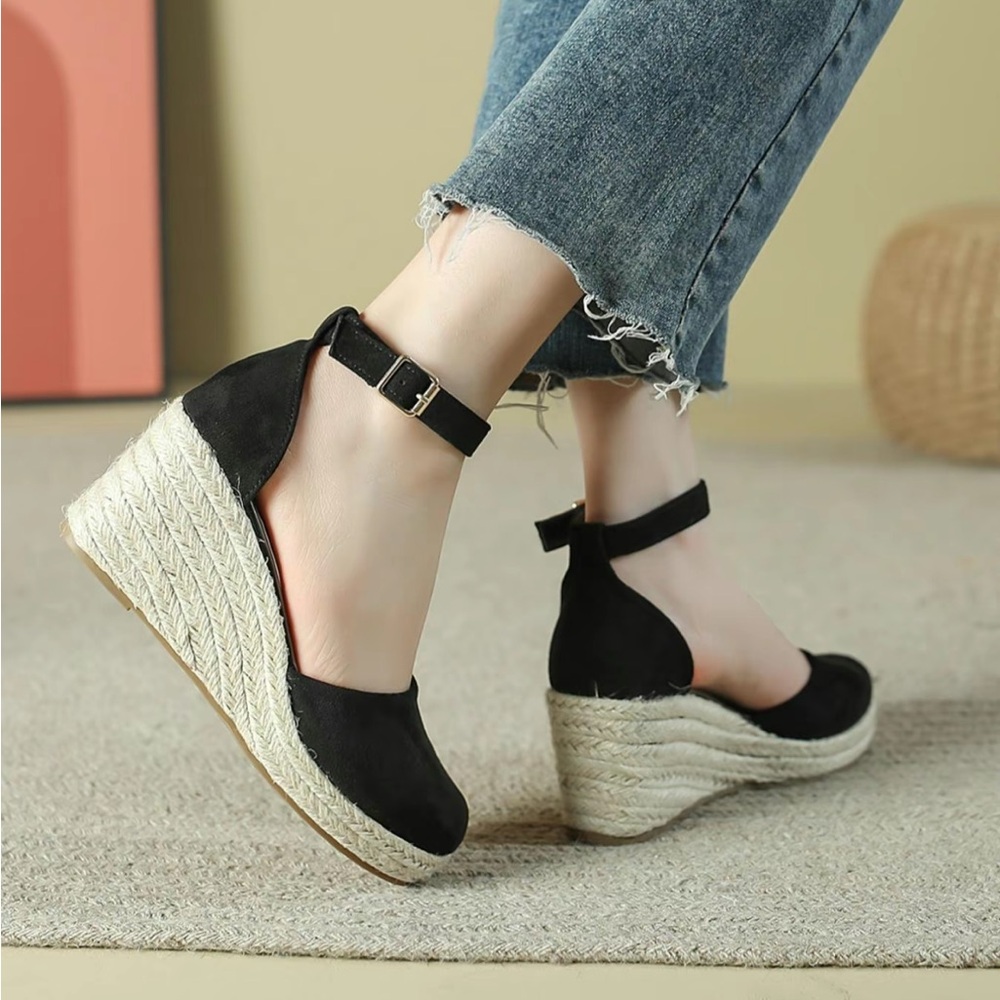 High heals shoes of velvet fabric